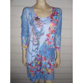 Robe bleue avec dentelle et imprimé de fleurs