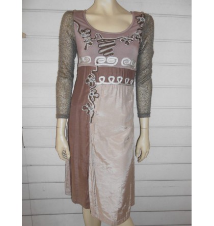 Robe marron beige avec applications brodées