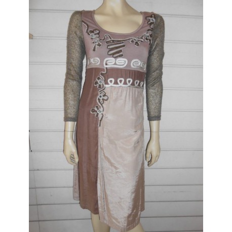 Robe marron beige avec applications brodées